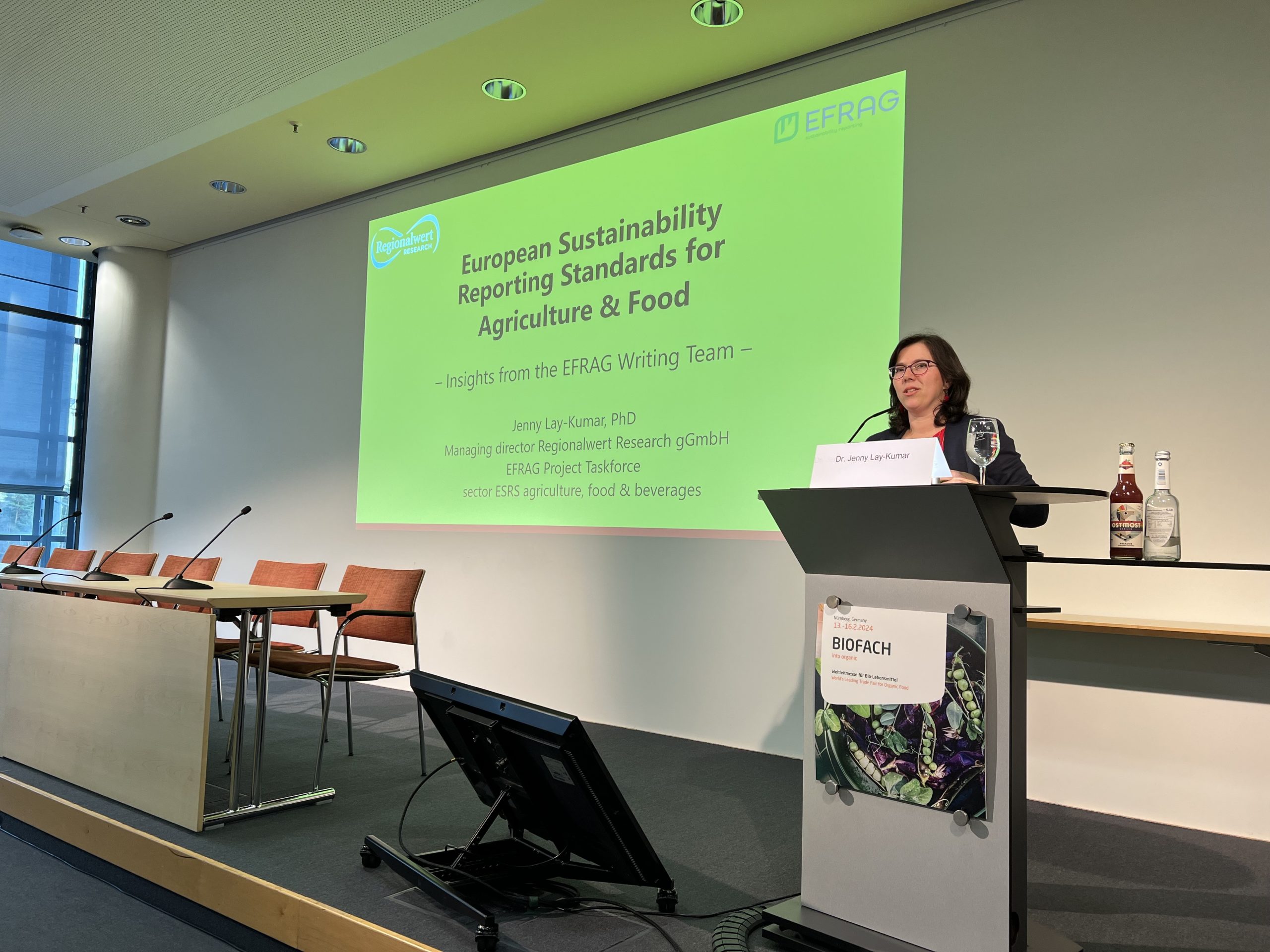 Dr Jenny Lay-Kumar referiert auf der Biofach 2024 zu Standards der Nachhaltigkeitsberichterstattung
